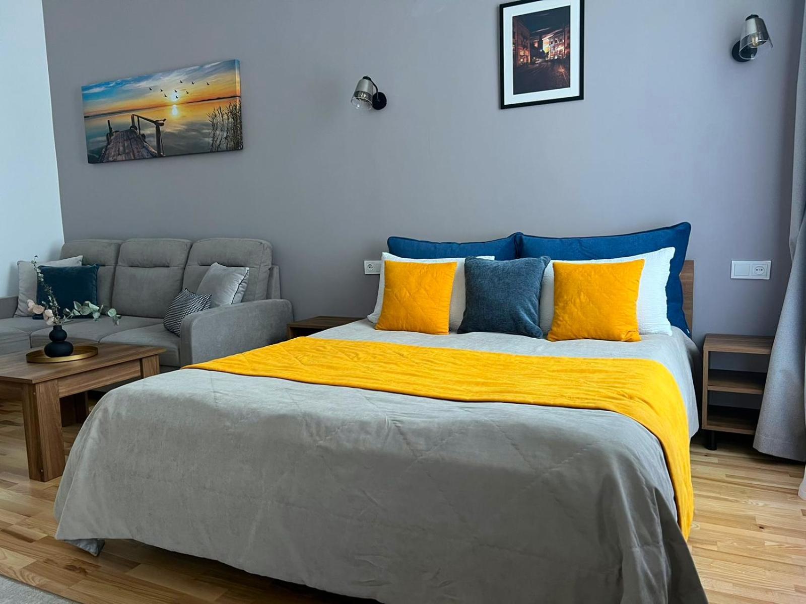 Apartment Fiesta On Franka 2br-6p Lviv