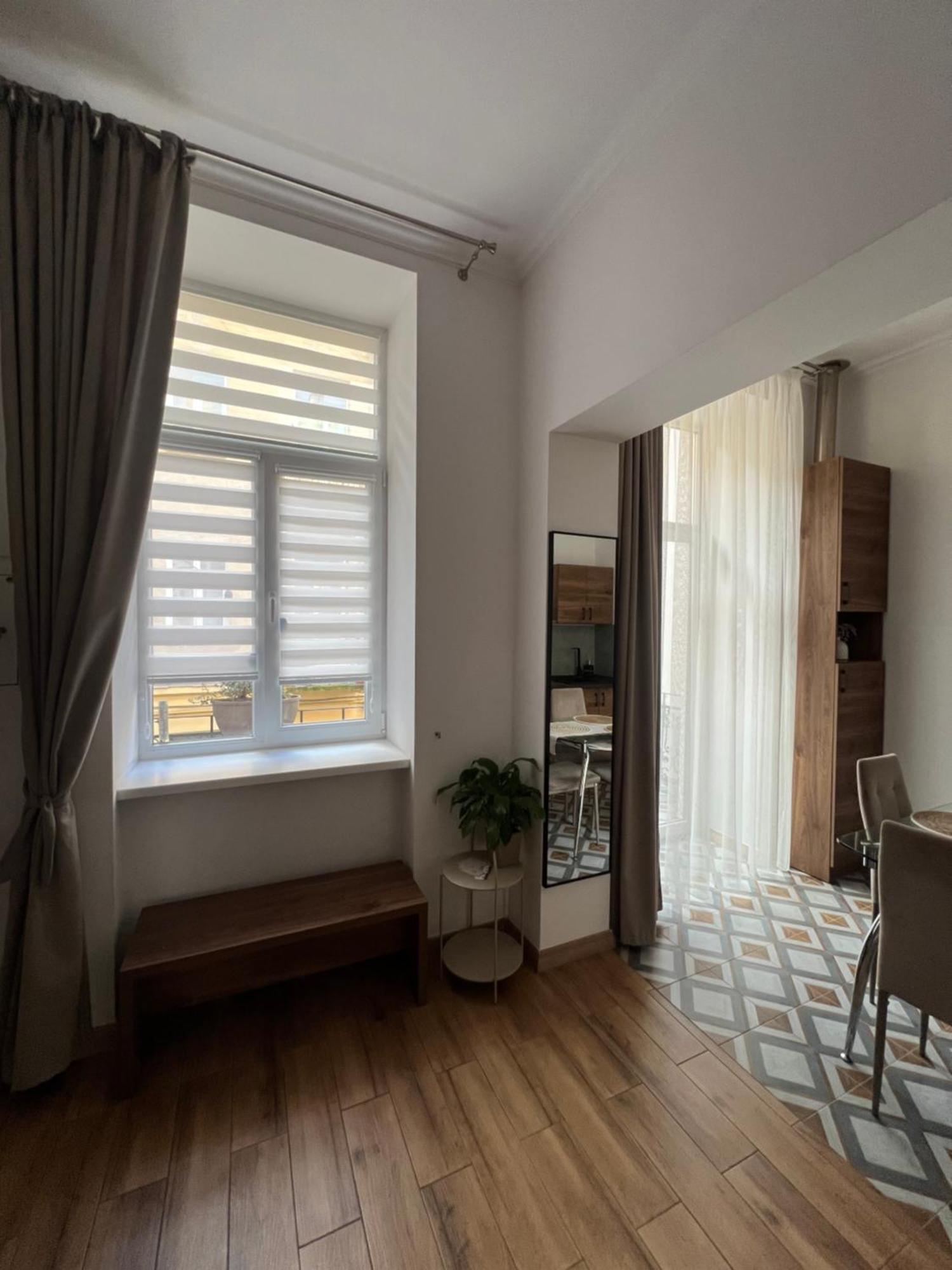 Apartment Fiesta On Franka 2br-6p Lviv